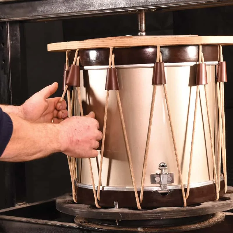 Tension du cordage et réglage du tambour à corde